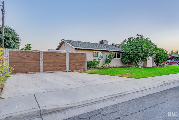 Property Photo:  4500 Alexander Street  CA 93307 
