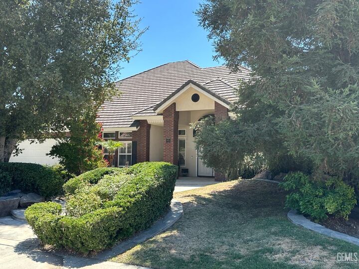 Property Photo: 9003 Forest Oaks Court CA 93312