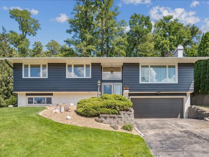 Property Photo:  396 Red Fox Rd SE  IA 52403 