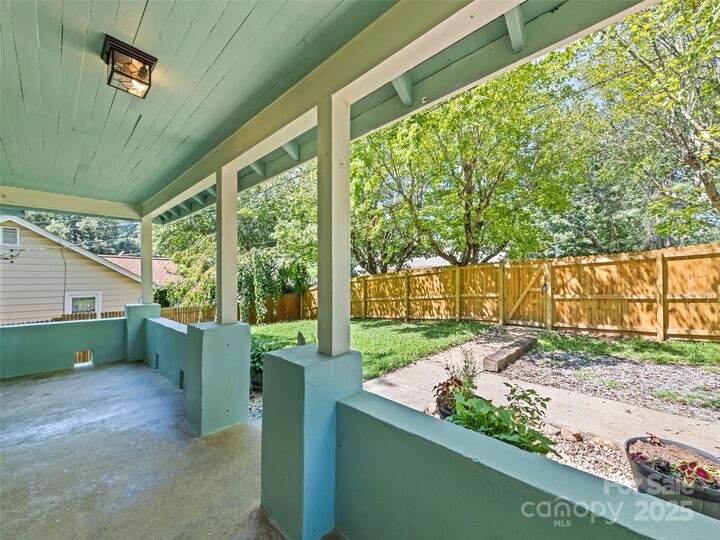 Property Photo: 468 Deaverview Road NC 28806