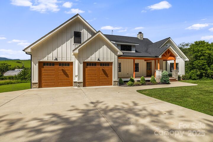 Property Photo: 111 Oak Mountain Drive NC 28748