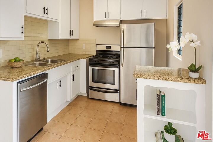 Property Photo:  506 N Flores St  CA 90048 