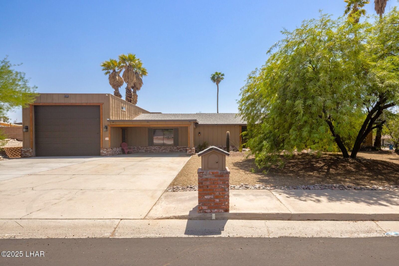 Property Photo: 174 Smoketree Ave AZ 86403