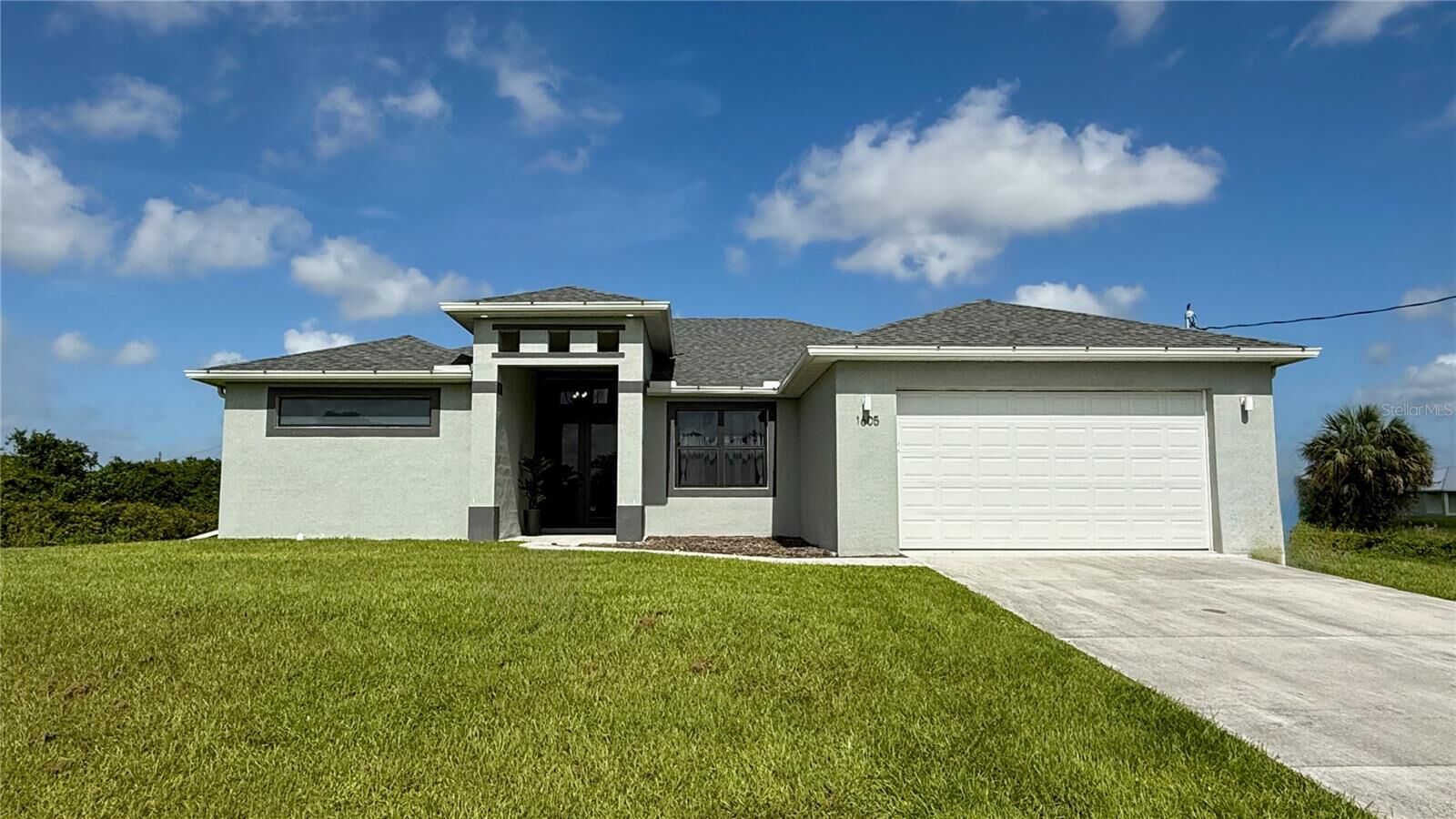 Property Photo: 1605 Jefferson Avenue FL 33972