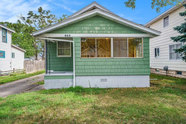Property Photo:  868 E Dale Avenue  MI 49442 