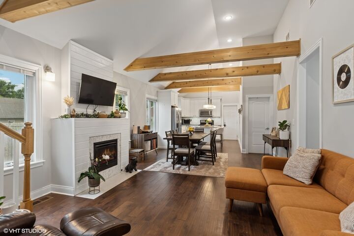 Property Photo: 811 Woodland Road IL 60084
