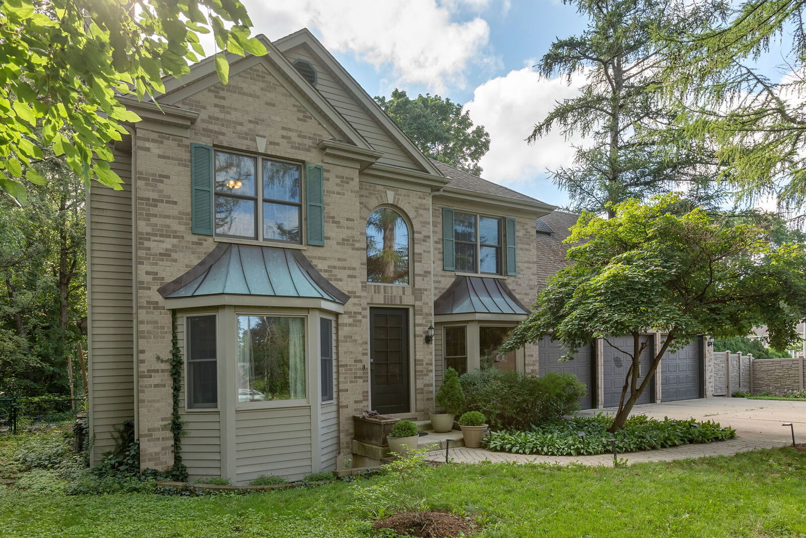 Property Photo:  215 Wing Park Boulevard  IL 60123 