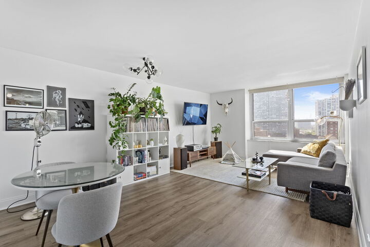 Property Photo:  720 W Gordon Terrace 15N  IL 60613 