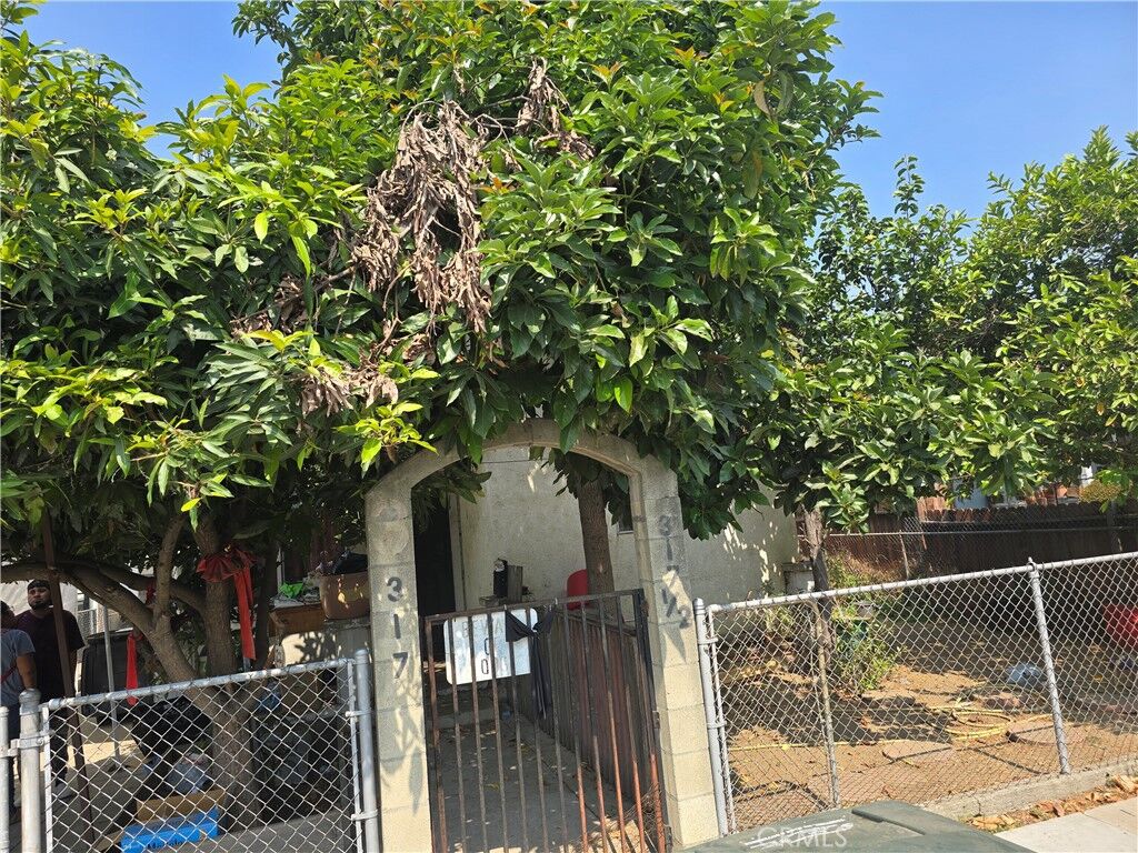 Property Photo:  317 Gifford Avenue  CA 90063 