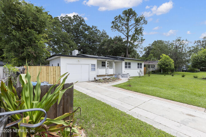 Property Photo: 1749 Paine Avenue FL 32211
