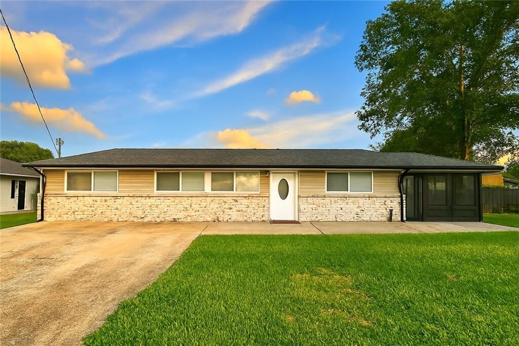 Property Photo:  104 Yorke Street  LA 70037 