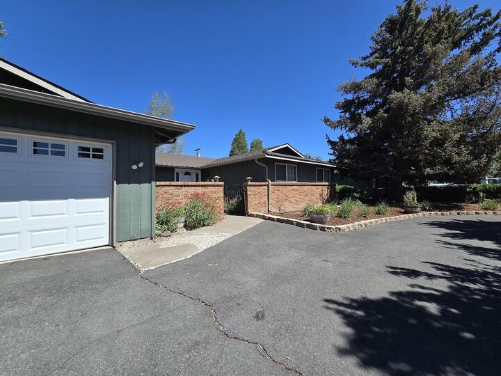 Property Photo: 2635 Darrow Avenue OR 97603