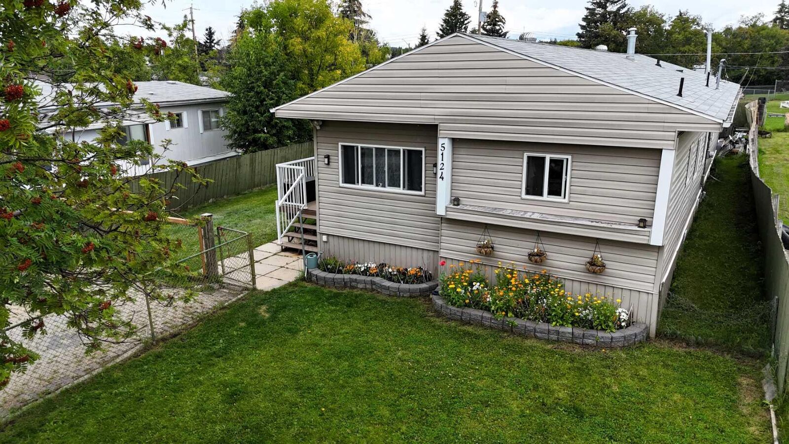 Property Photo:  5124 8 Avenue  AB T7E 1K6 