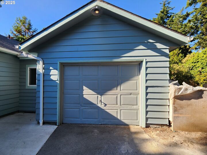 Property Photo:  636 18th St  OR 97465 