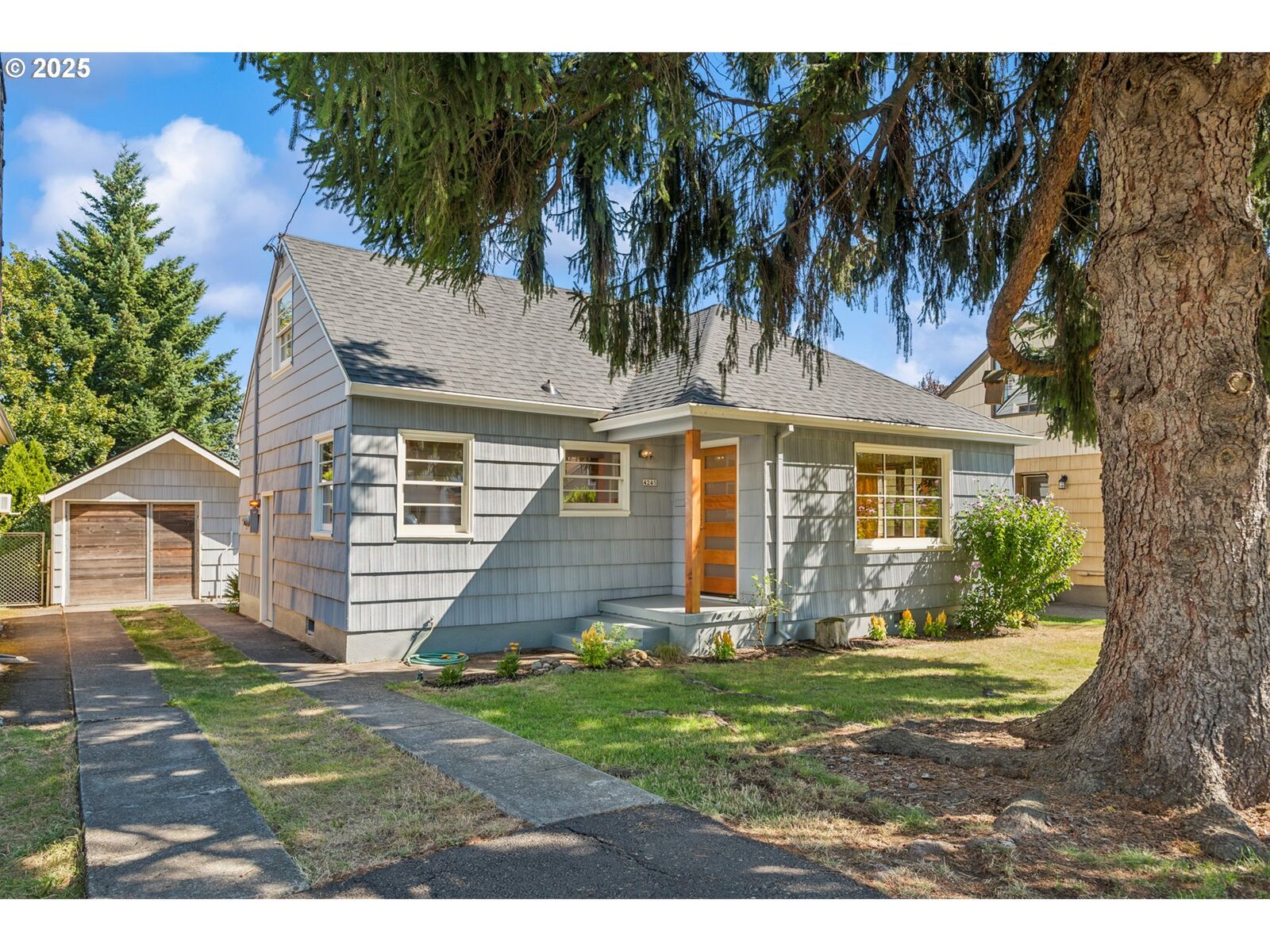Property Photo:  4245 NE Going St  OR 97218 