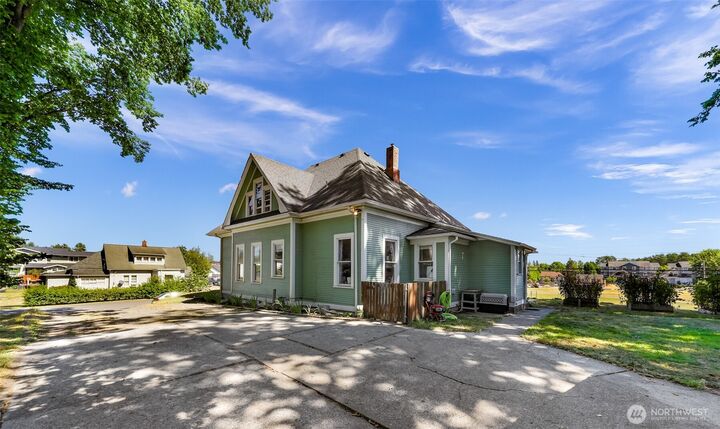 Property Photo:  2029  Maple Street  WA 98248 