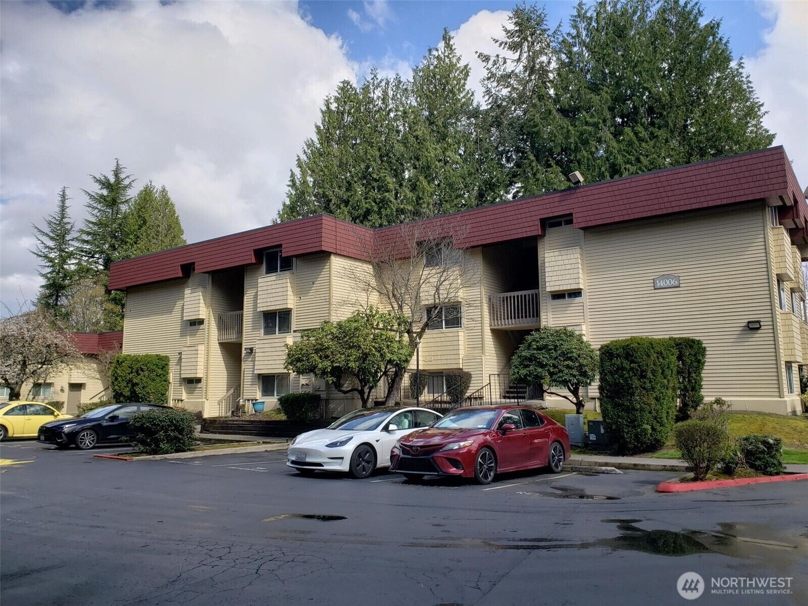 Property Photo:  14006 SE 6th Street # 18  WA 98007 