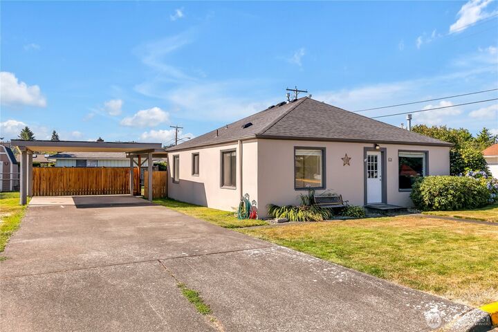Property Photo: 624 9th Avenue SW WA 98371