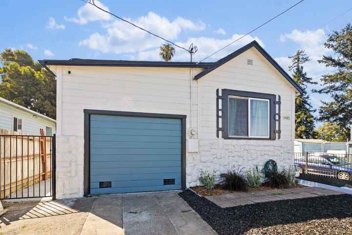Property Photo:  1902 88th Avenue  CA 94621 