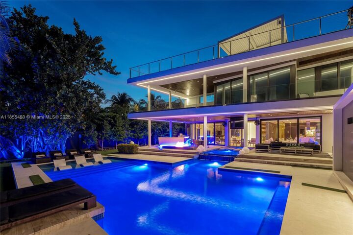 Property Photo:  528 Lakeview Ct  FL 33140 