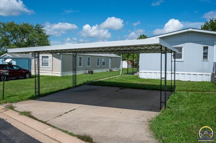 Property Photo: 318 SE 48th St KS 66609
