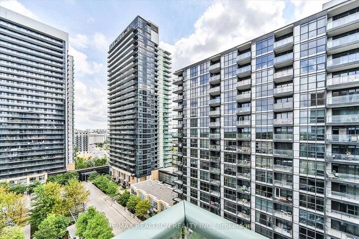 Property Photo:  15 Singer Court 1110  ON M2K 0B4 