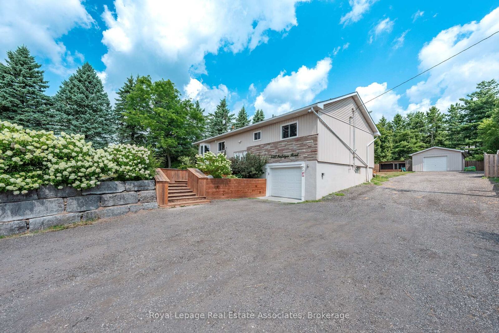 Property Photo: 5527 Trafalgar Road ON N0B 1T0