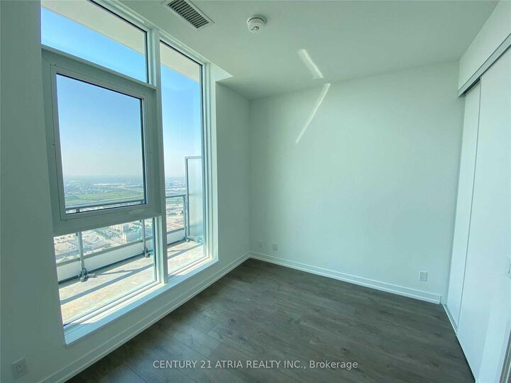 Property Photo: 950 Portage Parkway Ph07 ON L4K 0J7