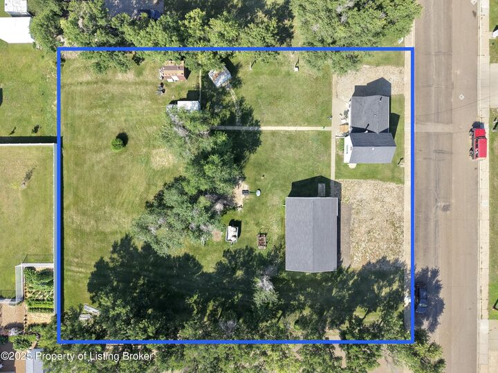 Property Photo: 946 2nd St. E ND 58601