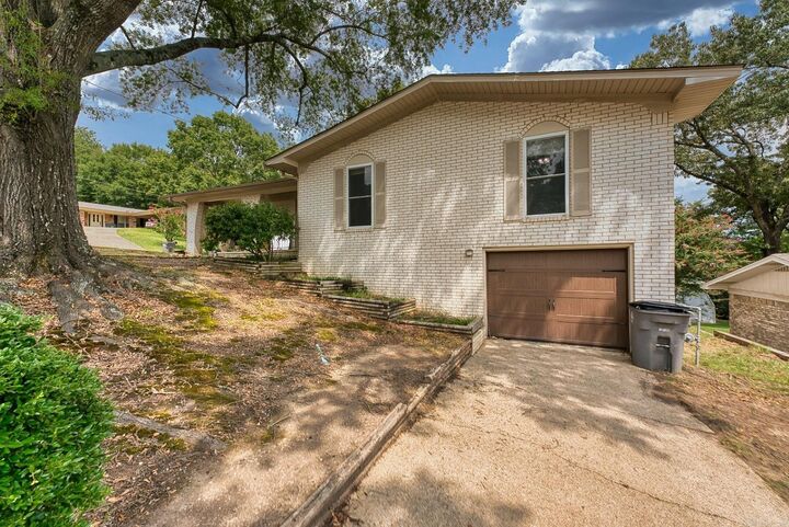 Property Photo:  110 Pineview Street  AR 71901 