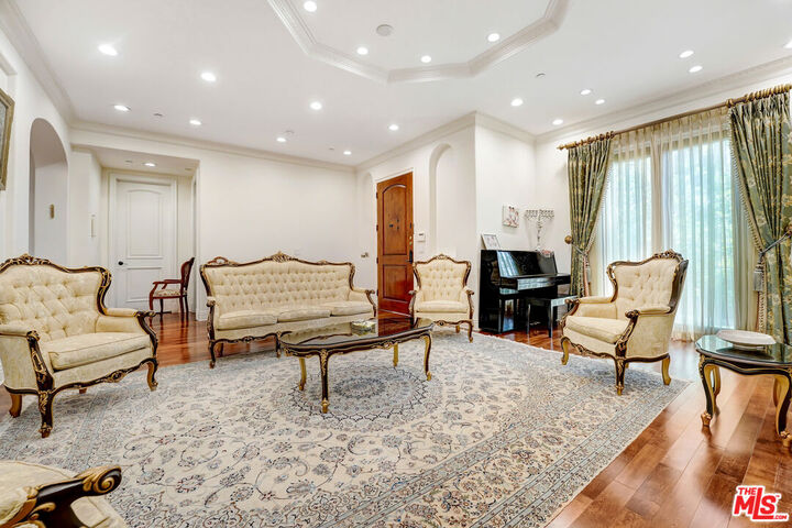 Property Photo:  219 S Willaman Dr  CA 90211 