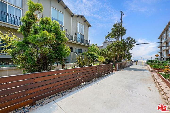 Property Photo:  20 1/2 Northstar St  CA 90292 