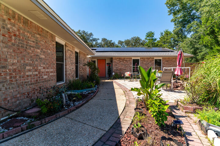Property Photo: 822 Laurel Drive FL 32547