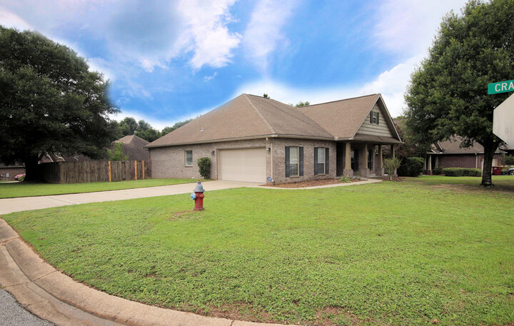 Property Photo: 401 Wych Circle FL 32536