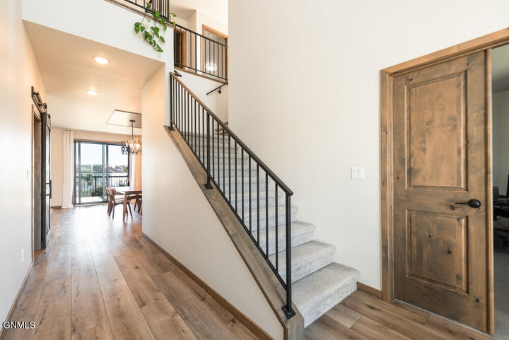 Property Photo:  527 Flint Drive  ND 58503 