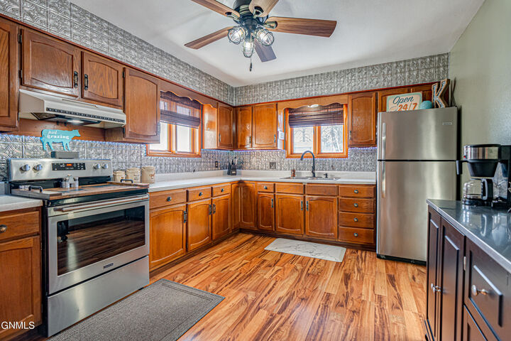 Property Photo: 212 C Avenue W ND 58463
