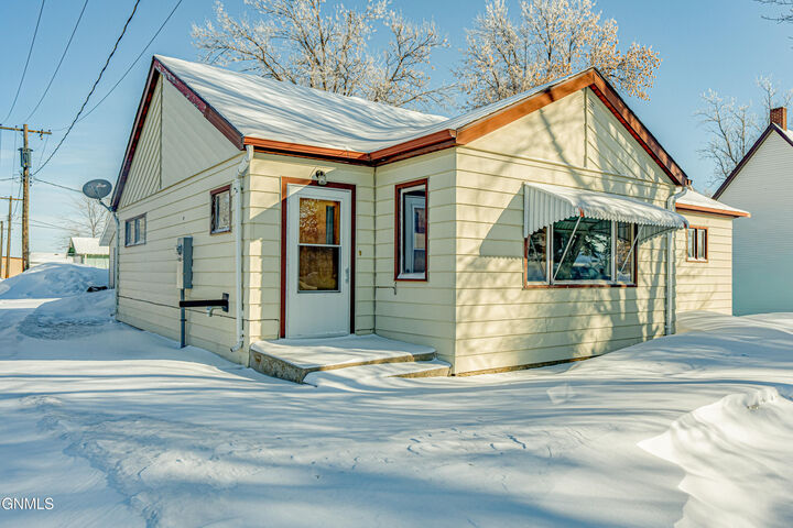 Property Photo: 212 C Avenue W ND 58463