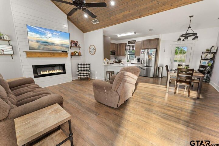 Property Photo: 309 N Bois D Arc St TX 75790