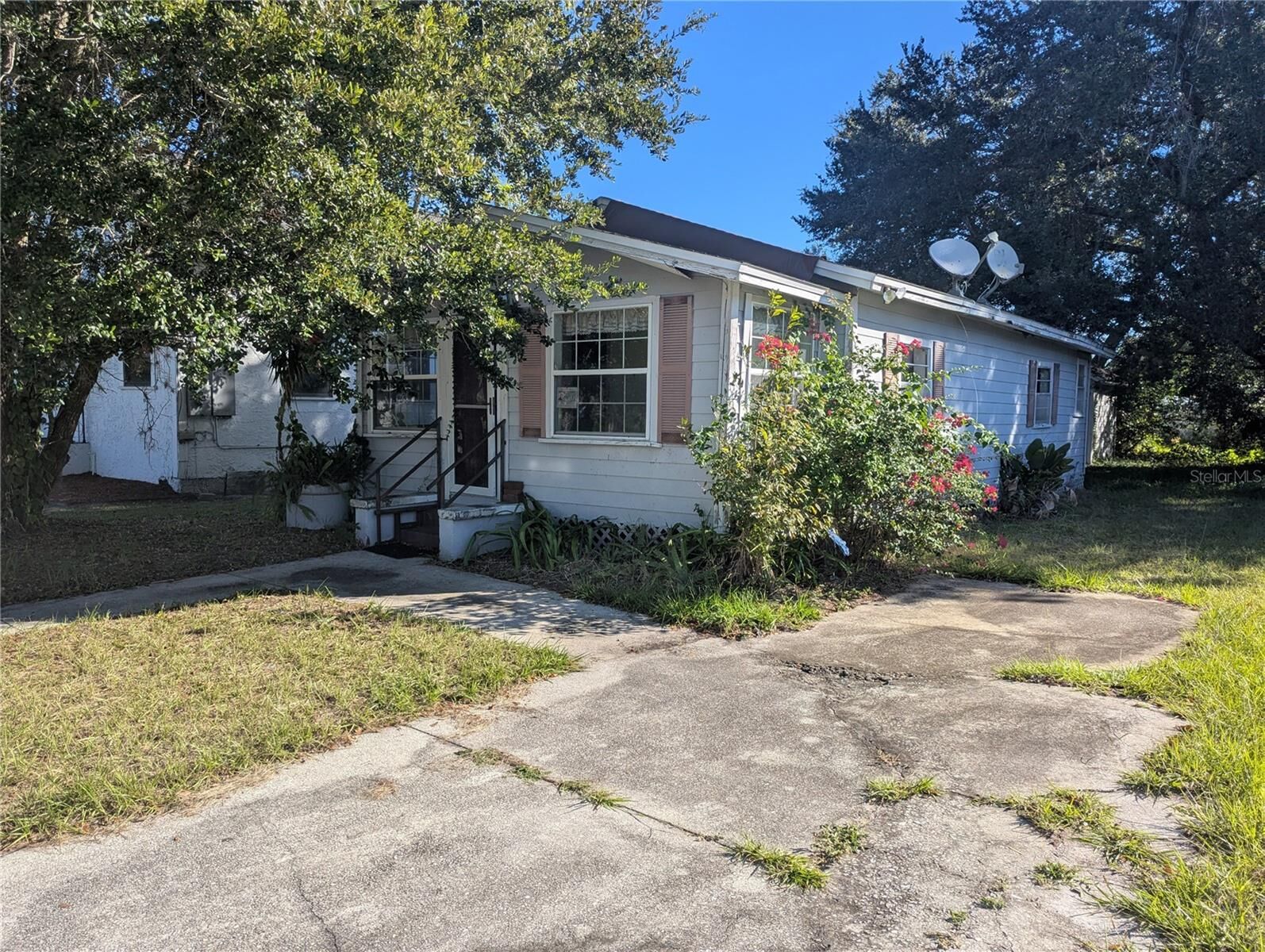 Property Photo:  1105 S Locust Avenue  FL 32771