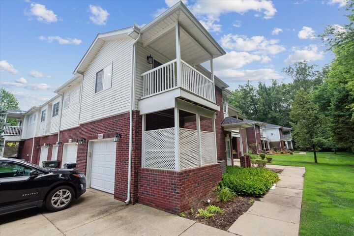 Property Photo:  5283 Twin Oaks Drive  MI 48314 