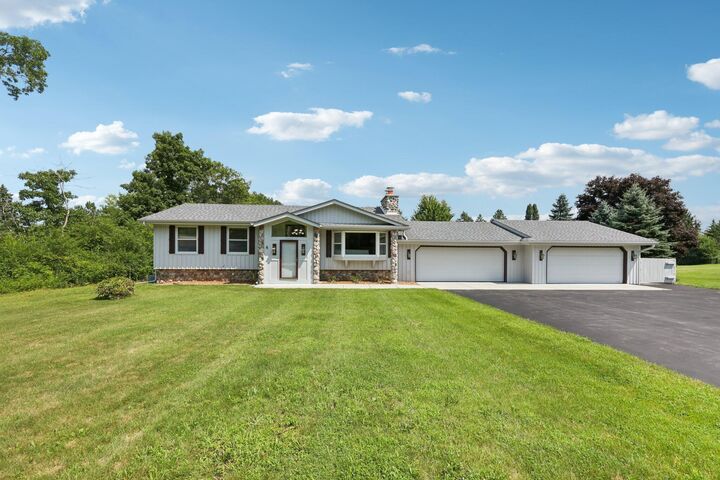 Property Photo:  1062 Hickory Hill Pkwy  WI 53033 