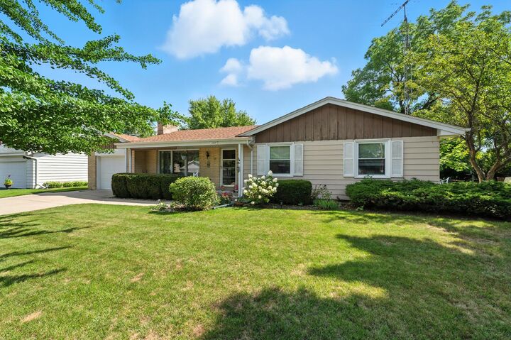 Property Photo: 1429 Crabapple Dr WI 53405