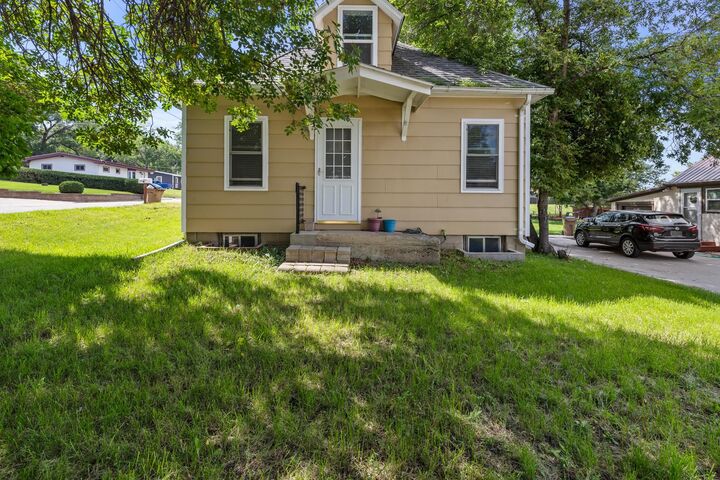 712 Hiawatha St SE  Minot ND 58701 photo