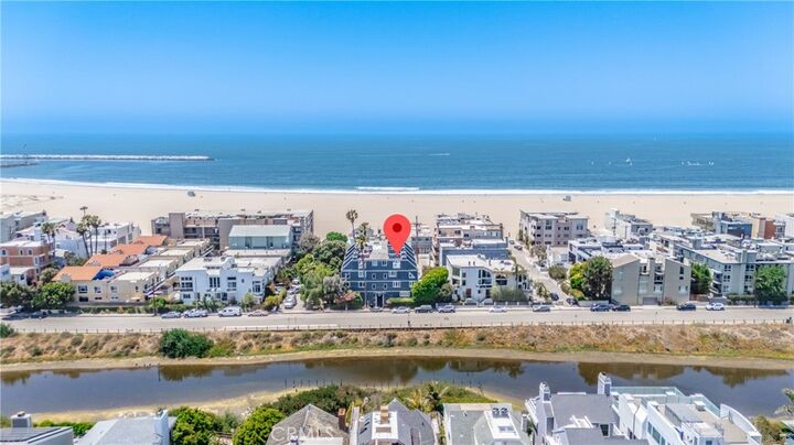 Property Photo:  33 Reef Street 8  CA 90292 