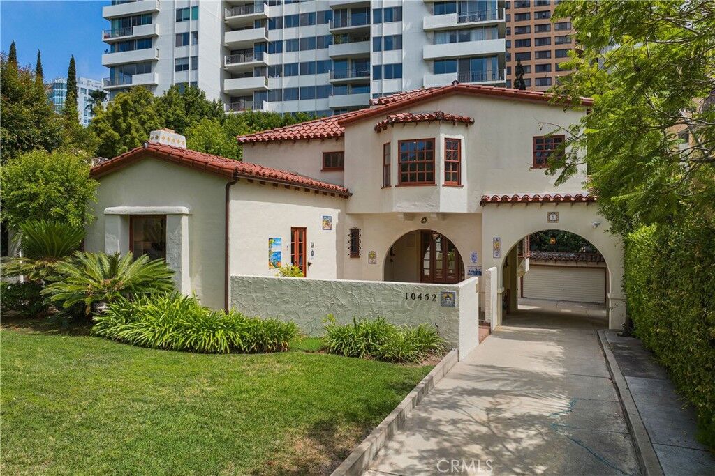 Property Photo:  10452 Lindbrook Drive  CA 90024 