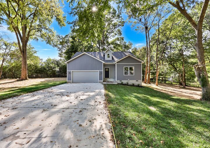 Property Photo:  704 Eva Dr  TN 37042