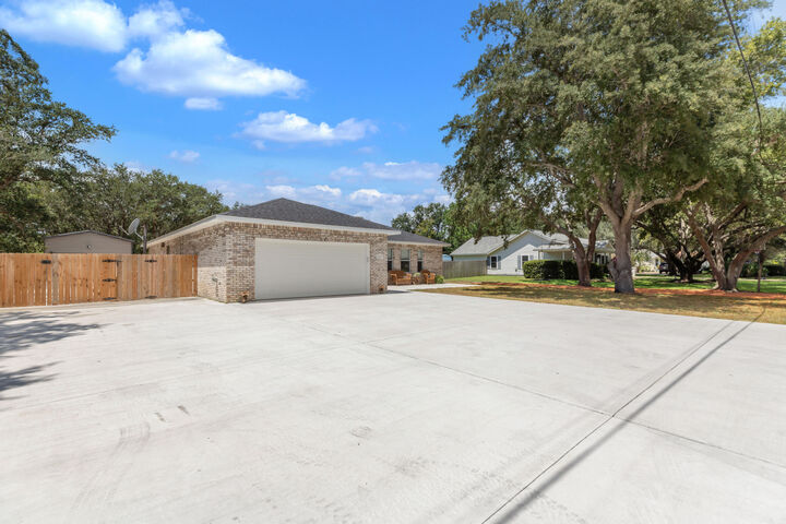 Property Photo: 2023 Vizcaya Drive FL 32566