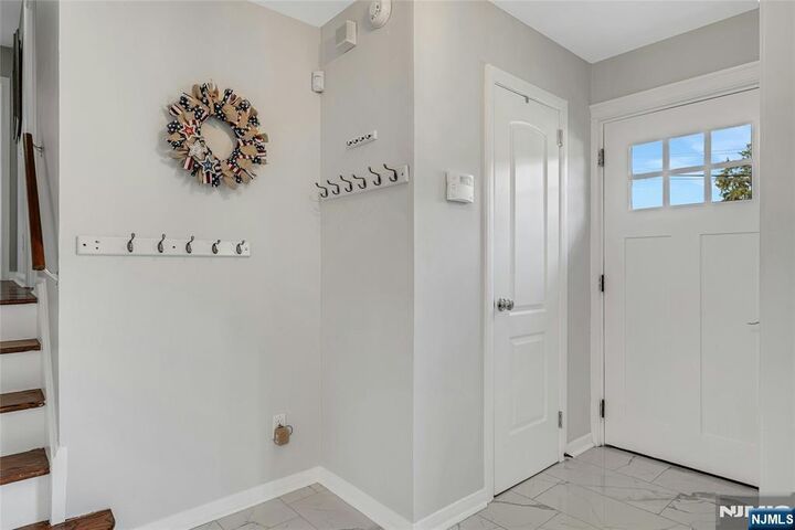 Property Photo:  27 Earnshaw Place  NJ 07013 