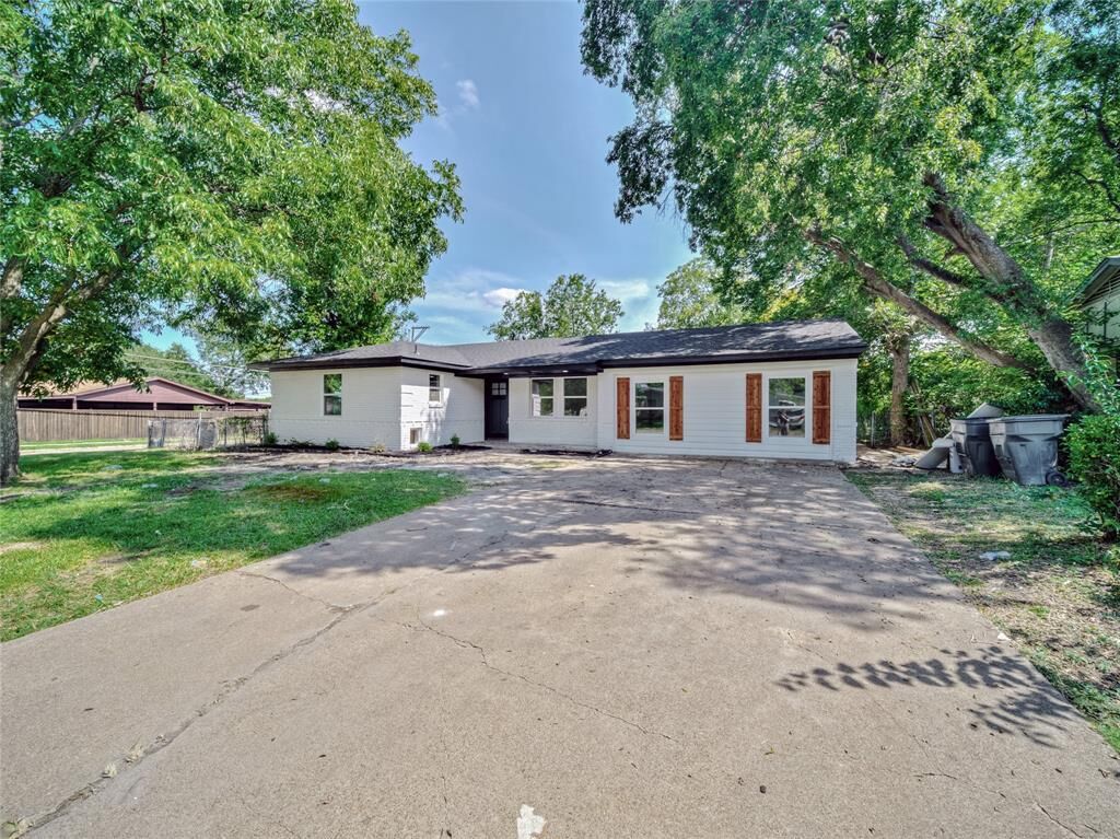 Property Photo: 806 Ivywood Drive TX 75232