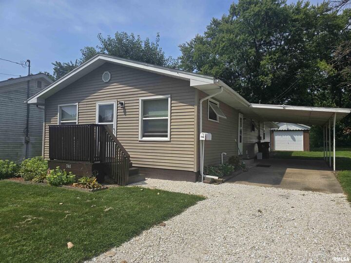 Property Photo:  746 N 7th Avenue  IL 61520 